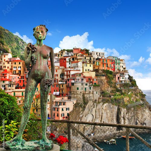 Board z aluminiowym obramowaniem Piękna monarola (cinque terre) we włoszech.