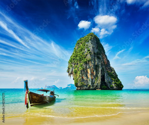 Plakat na papierze fotorealistycznym Długiego ogonu łódź na plaży, Thailand
