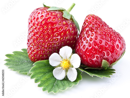 Naklejka - mata magnetyczna na lodówkę Strawberries with leaves isolated on a white.