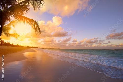 Tapeta ścienna na wymiar Art Beautiful sunrise over the tropical beach