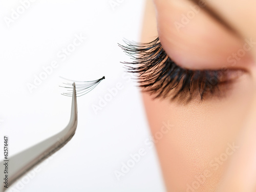 Fotografía Ojo de la mujer hermosa con el maquillaje y pestañas largas