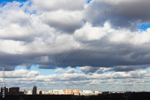 Board z aluminiowym obramowaniem Wiosna skyline i wysokie niebo z białymi chmurami