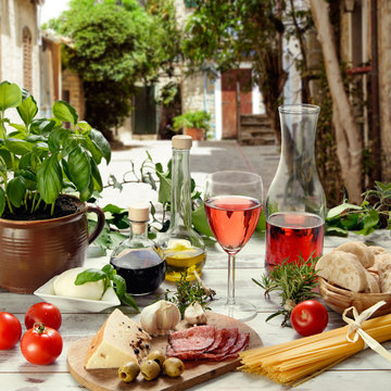 Fototapete - italienische Speisen im Restaurant im Freien