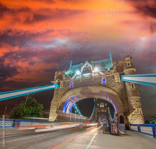 Obraz w ramie Magnificent structure of Tower Bridge at night