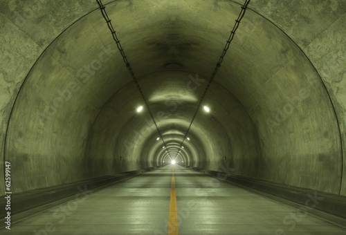 Board z aluminiowym obramowaniem Wnętrze tunelu miejskiego w górach bez ruchu
