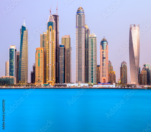 Board z aluminiowym obramowaniem Przystań w Dubaju.