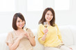 © miya227 - ワインを飲む二人の女性