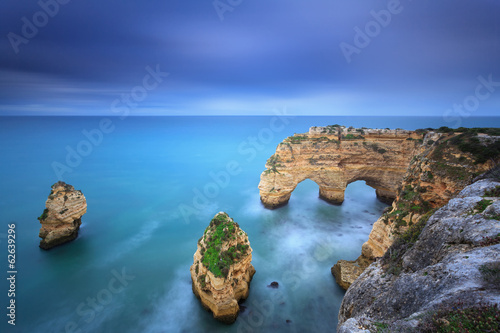 Board z aluminiowym obramowaniem Praia da Marinha to główna plaża w Algarve