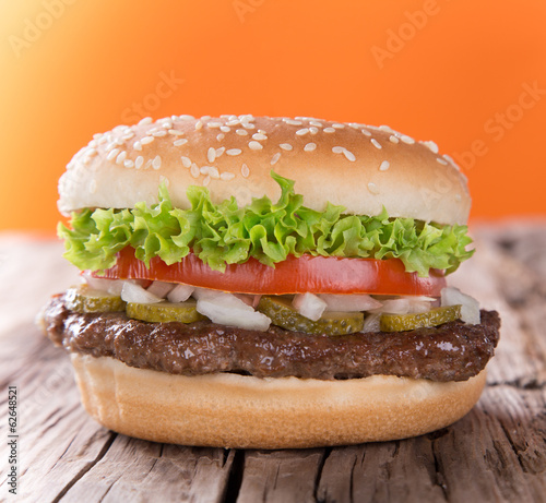 Board z aluminiowym obramowaniem Pyszne hamburgery na drewno