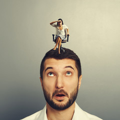 Wall Mural - amazed man with small woman