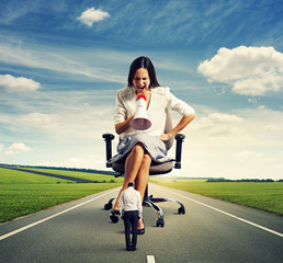 Canvas Print - woman screaming at small man at outdoor