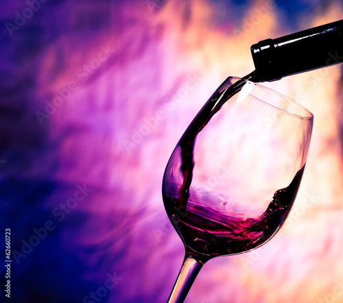 Board z aluminiowym obramowaniem Czerwone wino wlewa się do kieliszka