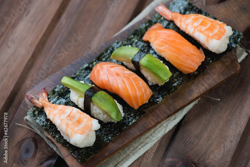 Naklejka samoprzylepna Sushi z łososiem, krewetkami i awokado, rustykalne drewniane tła