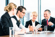 © Kzenon - Business - Meeting in Büro mit Tablet