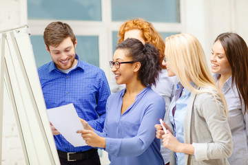 Canvas Print - smiling business team having discussion in office