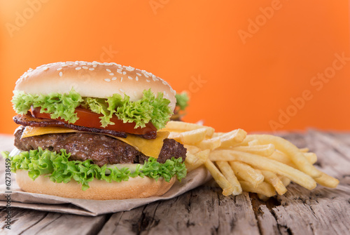 Board z aluminiowym obramowaniem Pyszne hamburgery na drewno