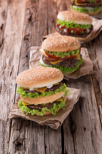 Naklejka samoprzylepna Pyszne hamburgery na drewno