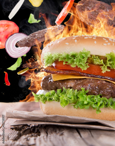 Naklejka samoprzylepna Pyszny hamburger z płomieniami ognia