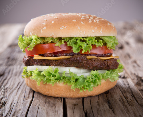 Naklejka samoprzylepna Pyszne hamburgery na drewno