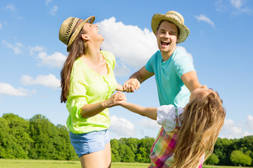 Sticker - Familie beim Spielen in der Natur