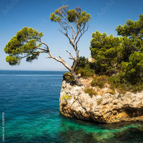 Board z aluminiowym obramowaniem Wspaniałe wybrzeże Chorwacji (makarska riwiera, brela)