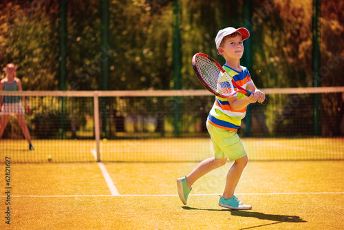 Plakat Mały chłopiec gra w tenisa