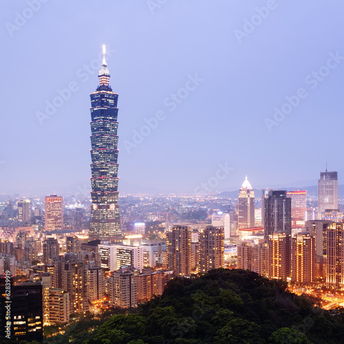 Board z aluminiowym obramowaniem Nocny widok na centrum Taipei.