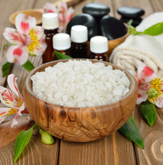 Poster - Sea salt in a wooden bowl