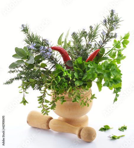 Fototapeta do kuchni erbe aromatiche e mortaio sfondo bianco