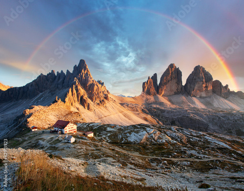 Board z aluminiowym obramowaniem Dolomity górskie we włoszech o zachodzie słońca - tre cime di lavaredo