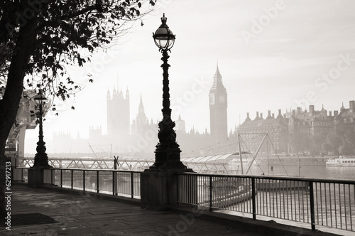 Naklejka na szafę Heavy fog hits London