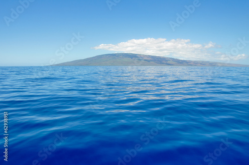 Board z aluminiowym obramowaniem Błękitne morze i wyspa Lanai, maui (usa)