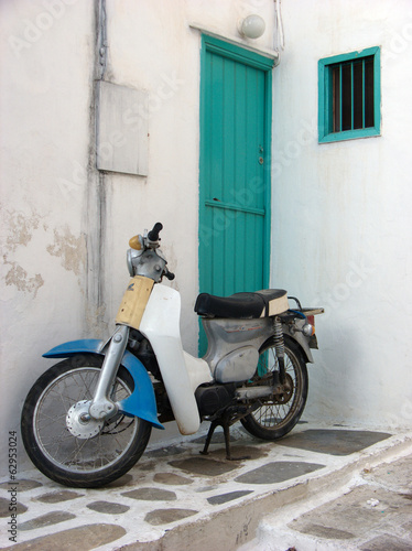 Tapeta ścienna na wymiar Old Italian Motorbike and Green Wooden Door