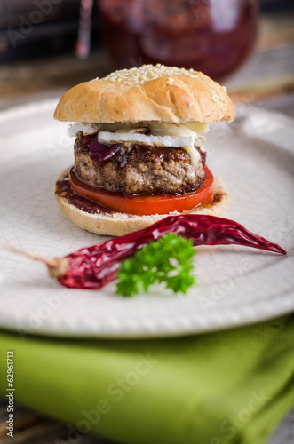 Naklejka samoprzylepna Francuski hamburger, camembert, sos z czerwonego wina