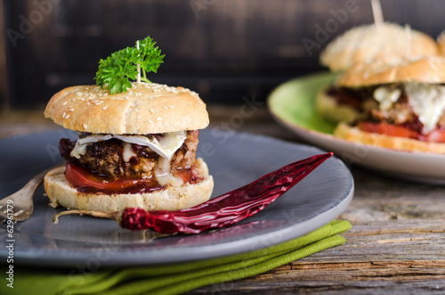 Naklejka samoprzylepna Francuski hamburger, camembert, sos z czerwonego wina