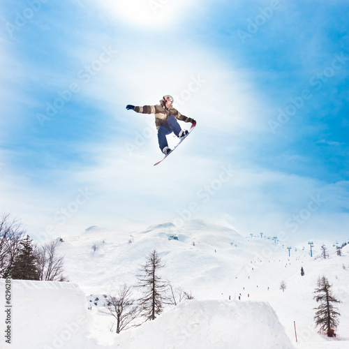 Board z aluminiowym obramowaniem Snowboardzista w stylu wolnym