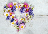 Fototapeta  - Romantik: Herzliche Grüße mit Frühlingsblumen :)