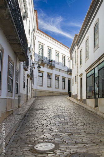 Board z aluminiowym obramowaniem Historyczne uliczki na starym mieście faro, portugalia.