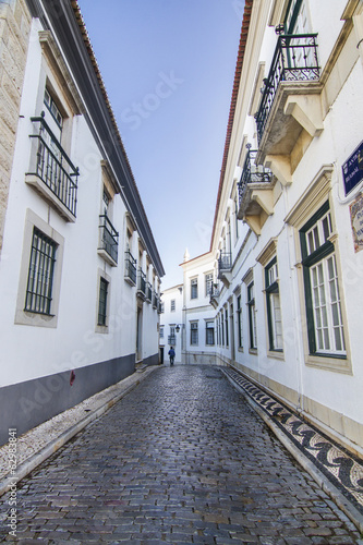 Board z aluminiowym obramowaniem Historyczne uliczki na starym mieście faro, portugalia.