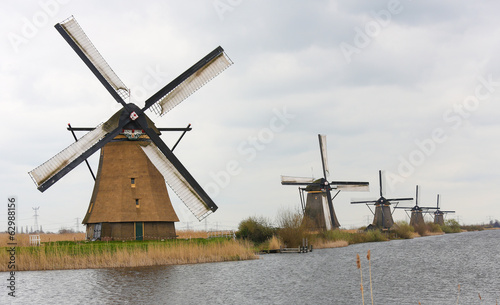 Board z aluminiowym obramowaniem Holenderskie wiatraki w kinderdijk, niedaleko Rotterdamu, w Holandii