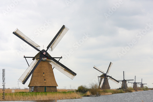 Board z aluminiowym obramowaniem Holenderskie wiatraki w kinderdijk, niedaleko Rotterdamu, w Holandii