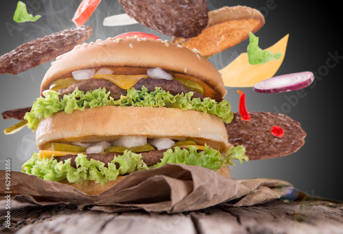 Naklejka samoprzylepna Pyszne hamburgery na drewno