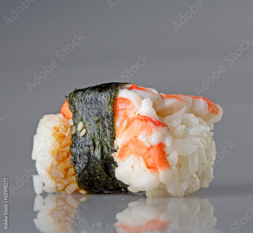 Naklejka samoprzylepna Sushi na białym tle