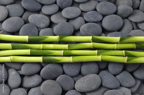 Nowoczesny obraz na płótnie thin bamboo grove on zen pebbles