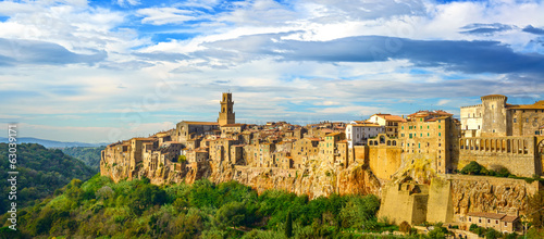 Board z aluminiowym obramowaniem Toskania, pitigliano średniowiecznego krajobrazu panoramy wsi. 