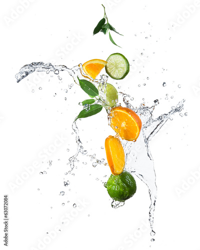 Naklejka ścienna Pieces of oranges and limes in water splash