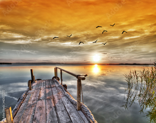 Naklejka na szybę paisaje de un lago en HDR