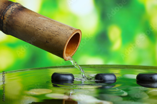 Board z aluminiowym obramowaniem Spa martwa natura z bambusa fontanna, na jasnym tle