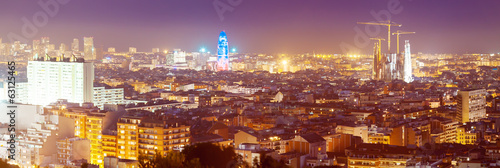 Board z aluminiowym obramowaniem Noc panorama Barcelony z sagrada familia