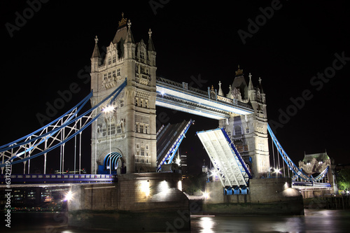 Naklejka samoprzylepna Tower Bridge w nocy